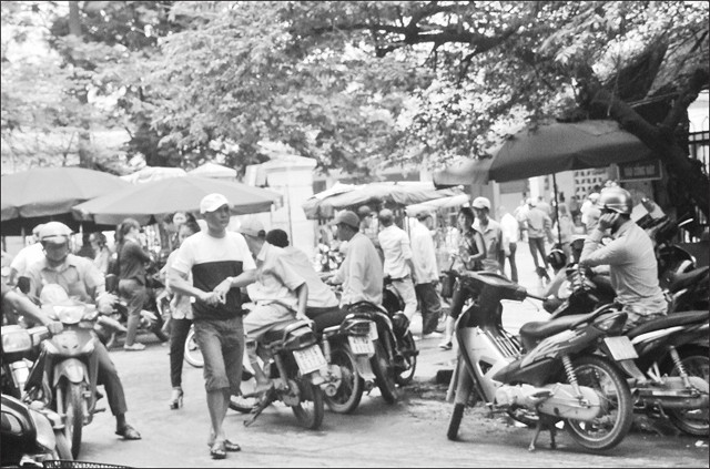 Bến xe Giáp Bát, phường Giáp Bát (Hoàng Mai, Hà Nội) là nơi tập trung nhiều lao động tự do.