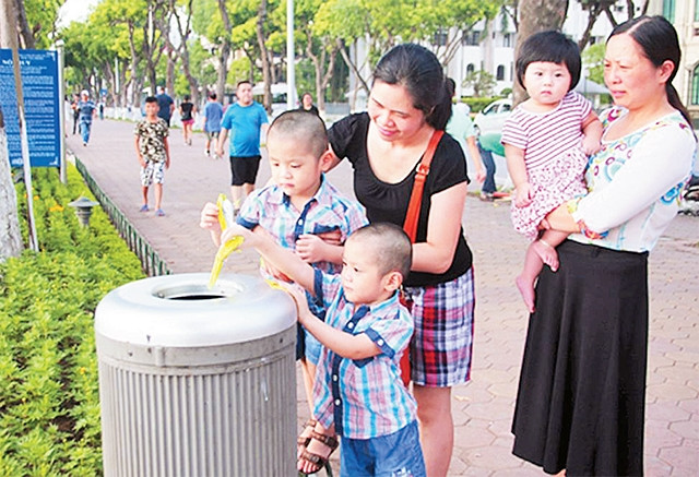 Bỏ rác đúng chỗ tại nơi công cộng là thể hiện nét đẹp văn hóa của người Hà Nội. Ảnh: Anh Tuấn