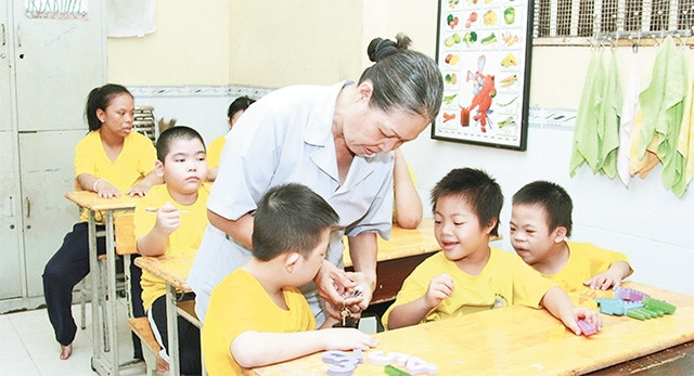 Cô giáo Đỗ Thị Nga luôn tận tụy với học sinh tại Trung tâm giáo dục trẻ khuyết tật quận 4.