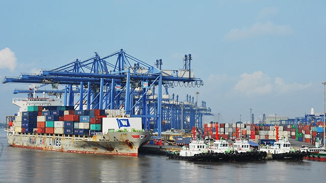 Để tăng sức cạnh tranh, ngành vận tải biển cần tập trung cải thiện giá thành và hiện đại hóa đội tàu và các cảng biển. Ảnh: nGUYỆT ANH