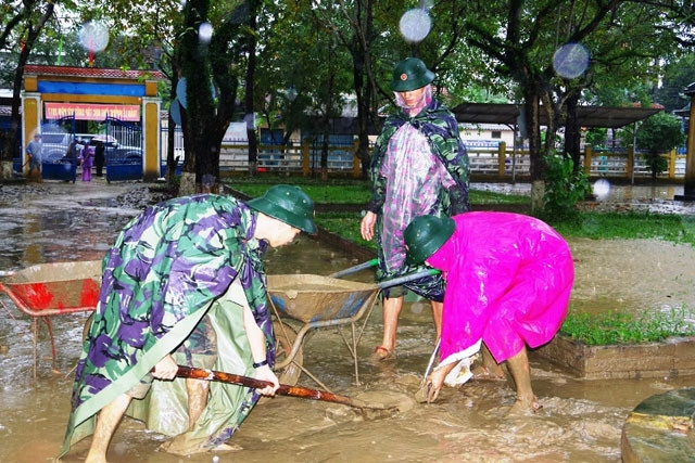 Bộ đội giúp Trường tiểu học số 1 Hương Vinh, thị xã Hương Trà dọn bùn sau lũ.