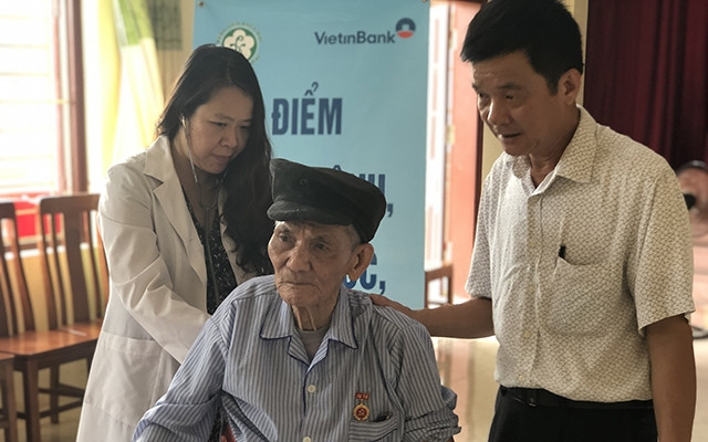 Khám sức khỏe cho người cao tuổi ở xã Văn Lý, huyện Lý Nhân (Hà Nam).