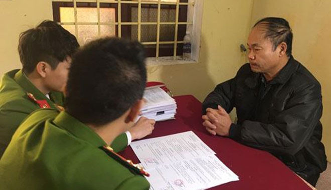 Các cán bộ điều tra xét hỏi Vũ Đình Hợp.