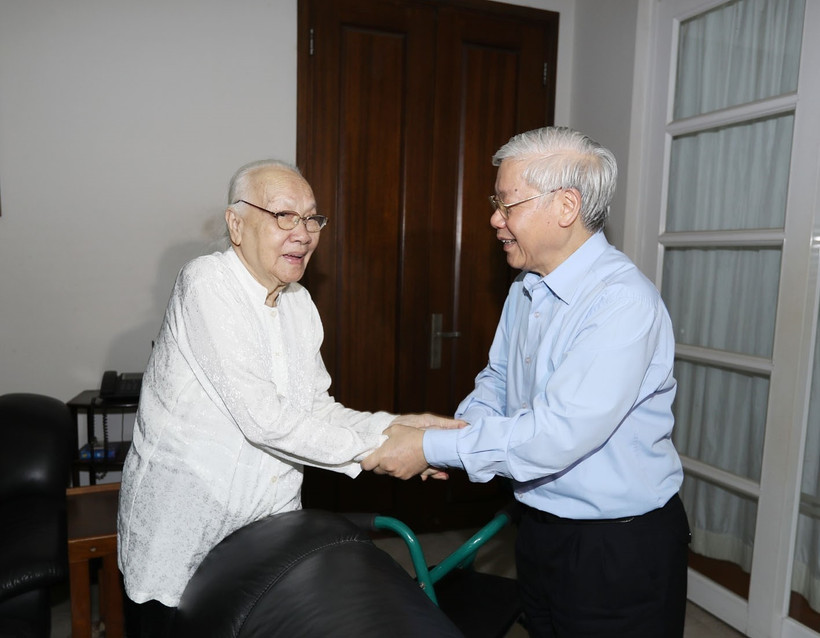 Tổng Bí thư Nguyễn Phú Trọng thăm hỏi bà Ngô Thị Huệ, Phu nhân Tổng Bí thư Nguyễn Văn Linh.