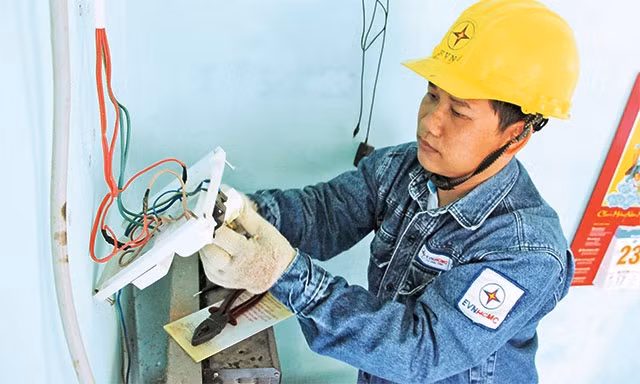 Đoàn viên, thanh niên ngành điện thành phố dành những ngày nghỉ cuối tuần để sửa chữa điện miễn phí cho người dân.