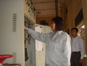 Kiểm tra thiết bị điện phục vụ bơm nước
ở trạm bơm Thống Nhất
(Văn Giang, Hưng Yên).
