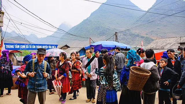 Chợ họp sáu ngày một lần tại trung tâm xã Tả Sìn Thàng, Tủa Chùa.