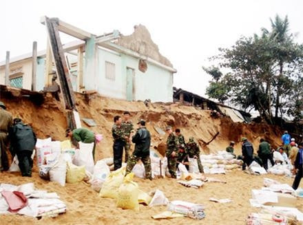 Cán bộ, chiến sĩ Bộ Chỉ huy Quân sự tỉnh Quảng Ngãi phối hợp cùng lực lượng dân quân xã Bình Hải, huyện Bình Sơn giúp ng