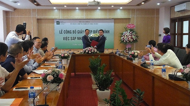 Buổi lễ công bố giấy phép điều chỉnh việc sáp nhập SHBS vào SHS.