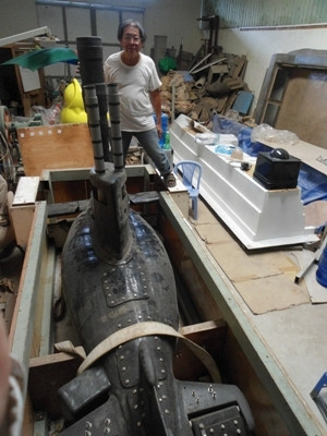 Chủ nhân và tàu ngầm Yết Kiêu của mình. Ông đã bán năm tàu ngầm tương tự và sẽ tiếp tục bán thêm 30 tàu ngầm khác.