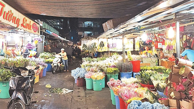 Chợ hoa Hồ Thị Kỷ (phường 1, quận 10) là nơi cung cấp hoa tươi cho thành phố.
