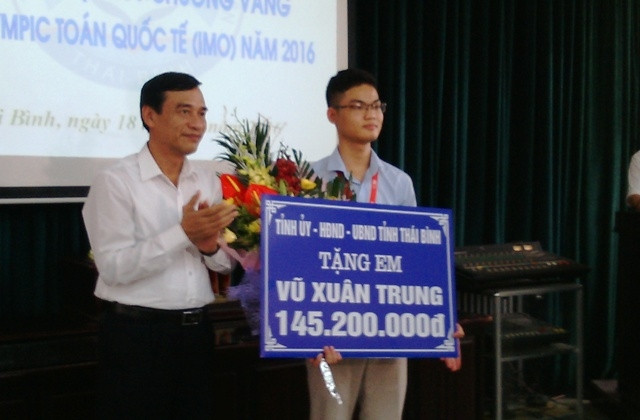 Lãnh đạo tỉnh Thái Bình trao thưởng học sinh Vũ Xuân Trung vừa đoạt Huy chương vàng Toán quốc tế năm 2016.