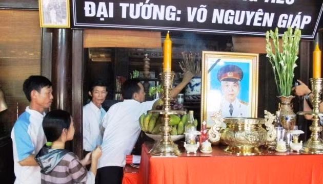 Nhân dân Lệ Thủy (Quảng Bình) đến viếng Đại tướng Võ Nguyên Giáp với tấm lòng thành kính, tiếc thương vô hạn.