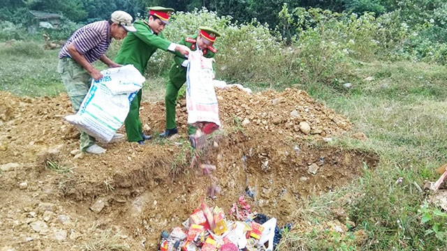 Công an Thanh Hóa tiêu hủy các loại pháo, thuốc nổ, tiền chất thuốc nổ thu giữ trong năm 2019.
