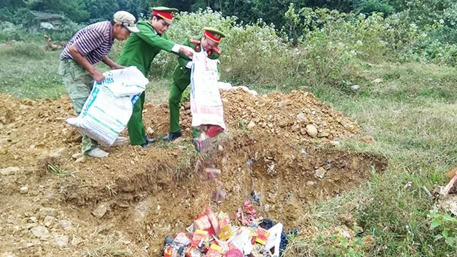 Công an Thanh Hóa tiêu hủy các loại pháo, thuốc nổ, tiền chất thuốc nổ thu giữ trong năm 2019.