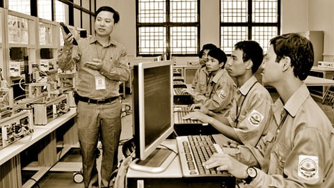 Giờ thực hành môn cơ điện tử của sinh viên Trường đại học Sư phạm kỹ thuật Nam Ðịnh (Nam Ðịnh). Ảnh: QUANG MINH