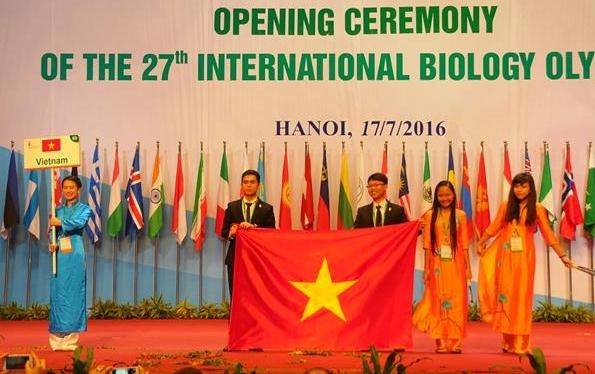 Đội tuyển Việt Nam tại lễ khai mạc (Ảnh: Bộ GD-ĐT)