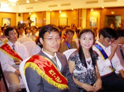 Tác giả Trịnh Công Thanh trong lễ trao giải.