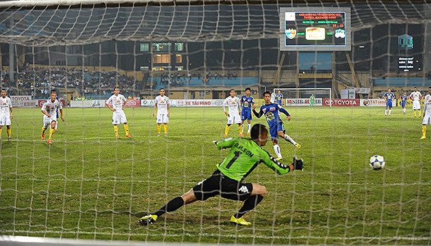 Văn Sơn (áo xanh nước biển) ghi bàn vào lưới thủ thành Hồng Sơn của HN T&T. (ảnh: Linh Phan/NDĐT)