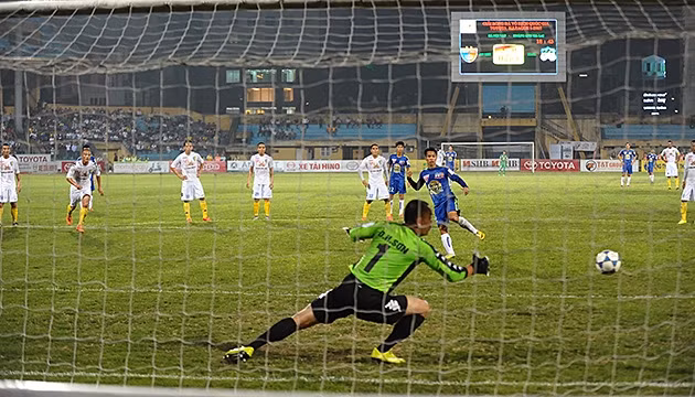 Văn Sơn (áo xanh nước biển) ghi bàn vào lưới thủ thành Hồng Sơn của HN T&T. (ảnh: Linh Phan/NDĐT)
