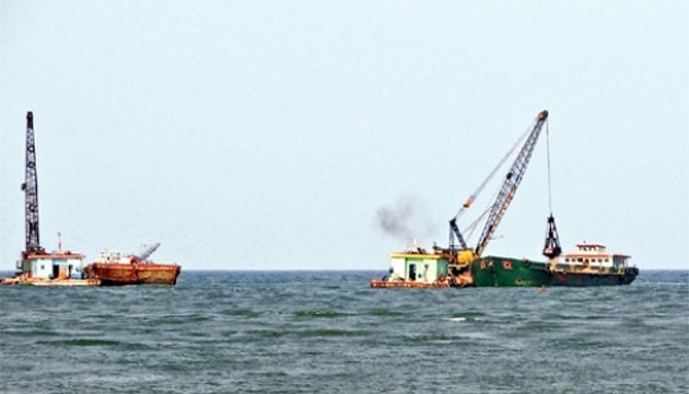 Tàu của doanh nghiệp tư nhân Bảo Châu tiến hành nạo vét thông luồng cửa sông Đà Diễn.