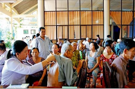 Ðoàn bác sĩ tình nguyện thành phố Hồ Chí Minh khám và phát thuốc từ thiện cho người nghèo tại huyện Củ Chi.