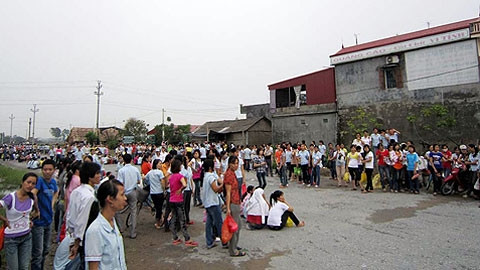 Hơn 2.000 công nhân may đình công