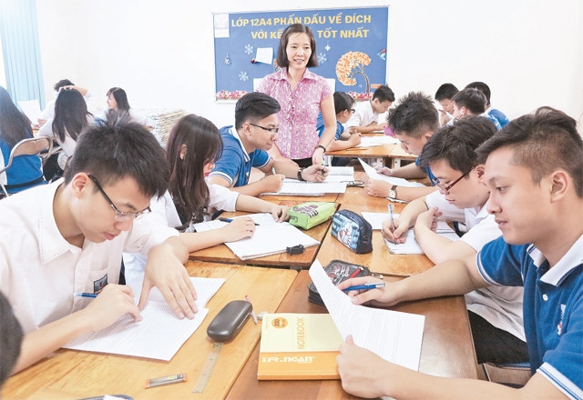 Học sinh lớp 12, Trường THPT Nguyễn Siêu (Hà Nội) được chia theo từng nhóm nhằm nâng cao hiệu quả ôn tập.