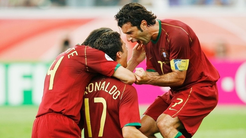 Cristiano Ronaldo (giữa) và Luis Figo (phải) từng thi đấu cùng nhau trong màu áo ĐTQG Bồ Đào Nha. (Ảnh: UEFA)