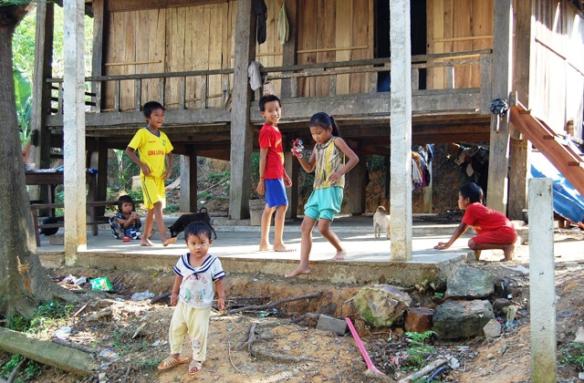 Những đứa trẻ dân tộc Chứt ở bản Rào Tre.