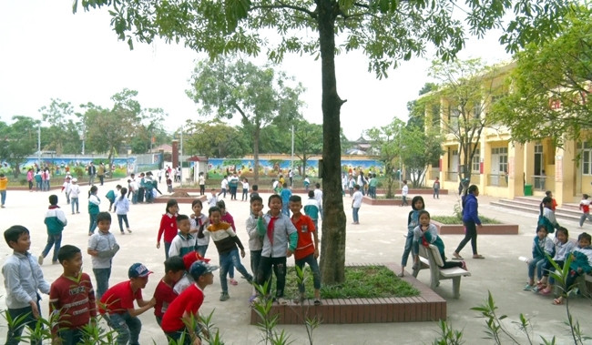 Giờ ra chơi của học sinh Trường tiểu học Thanh Tâm, huyện Thanh Liêm.