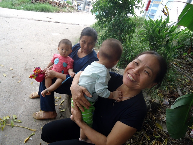 Bà Hà (bên phải) phải xa quê Nghệ An ra KCN Bắc Thăng Long - Hà Nội trông cháu.