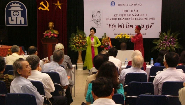 -	Nghệ sĩ nhà hát chèo Hà Nội thể hiện một số làn điệu trong vở chèo “Quan Âm Thị Kính” do nhà thơ Trần Huyền Trân chỉnh lý