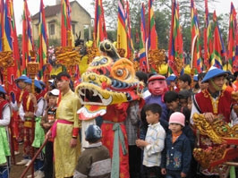 Niềm vui háo hức của trẻ nhỏ
trong ngày hội làng.