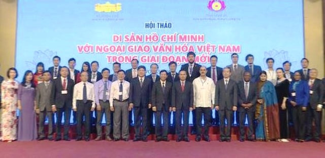 Các đại biểu chụp ảnh lưu niệm.