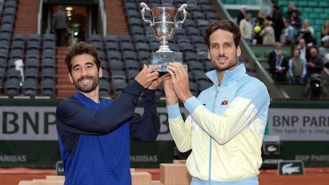 Feliciano Lopez và Marc Lopez nâng cao chiếc cúp vô địch đôi nam Roland Garros. (Ảnh: Reuters)