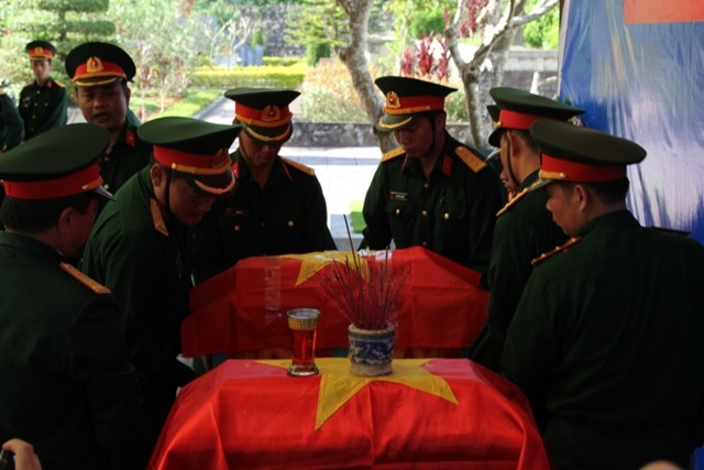 Cán bộ bộ chỉ huy quân sự tỉnh Lai Châu đưa hài cốt các liệt sĩ về nghĩa trang tỉnh an táng.