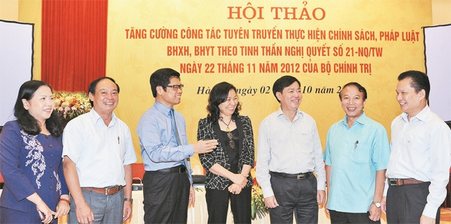 Đại biểu tham dự hội thảo trao đổi trong giờ nghỉ giải lao. Ảnh: TRẦN THANH