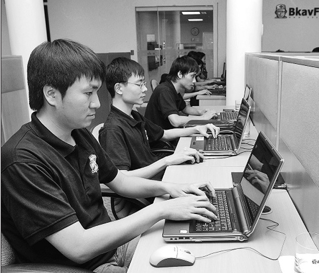 Các kỹ sư Công ty cổ phần BKAV nghiên cứu phát triển phần mềm chống tin tặc.