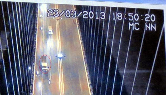 Chiếc xe tải mang biển kiểm soát 67N – 3684 đã dừng trên cầu vào lúc18 giờ 50 phút 20 giây.(Ảnh chụp lại từ camera – hình ảnh chiếc xe tải dừng trên cầu được khoanh tròn)