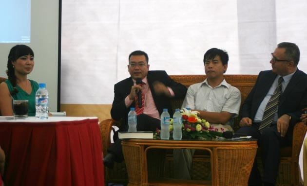 Từ trái sang: Nhà văn Di Li, ông Nguyễn Cảnh Bình, dịch giả Lê Đình Chi và ngài Đại sứ Akif Ayhan trong buổi trò chuyện về cuốn sách.