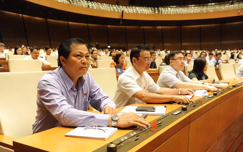 Các đại biểu tiến hành biểu quyết bằng hệ thống điện tử.