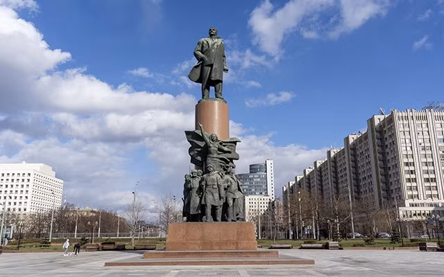 Tượng đài Lê-nin ở Quảng trường Ka-lu-giơ-kai-a, Thủ đô Mát-xcơ-va.