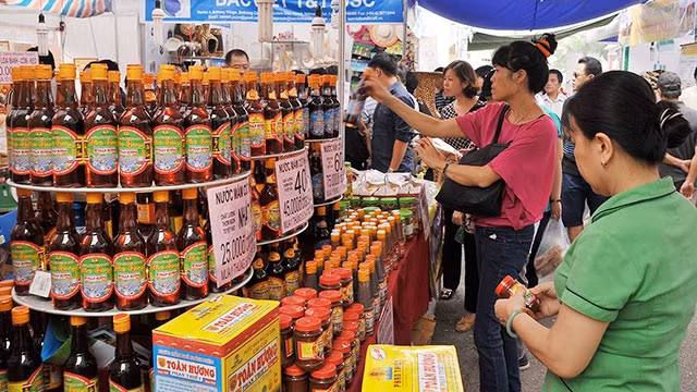 Cần có sự phân biệt rõ sản phẩm nước mắm truyền thống, nước mắm công nghiệp và nước chấm. Ảnh: HẢI NỮ