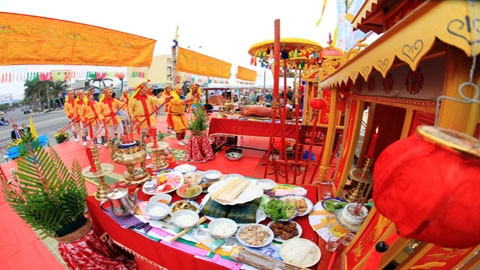 Lễ hội cầu ngư với mong muốn một mùa biển bội thu, mưa thuận gió hòa.