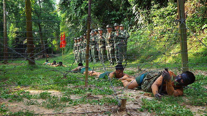 Cán bộ, chiến sĩ Tiểu đoàn Trinh sát 31 (Quân khu 3) luyện tập thực hành khắc phục vật cản trở nổ và không nổ.