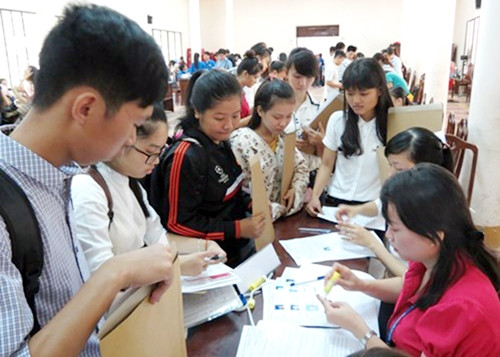 Tân sinh viên khóa 39, Trường đại học Khoa học Huế làm thủ tục nhập học. Ảnh: MINH NGỌC