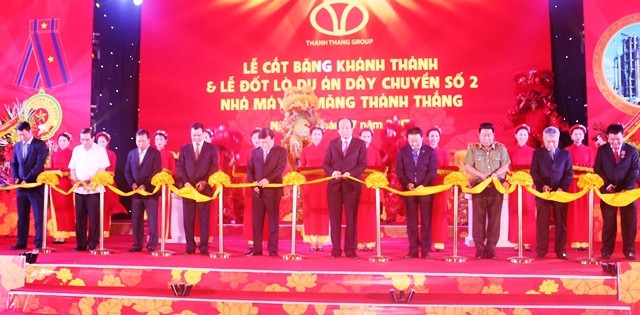 Phó Thủ tướng Trịnh Đình Dũng cắt băng khánh thành dây chuyền số 2 Nhà máy xi-măng Thành Thắng.