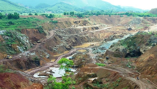 Khai thác quặng sắt tại mỏ tầng sâu Núi Quặng.