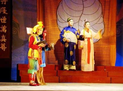 Cảnh trong vở tuồng hài cổ "Trương Ngáo" của Nhà hát nghệ thuật truyền thống Cung đình Huế.